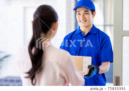 宅急便を自宅に届ける 75833391