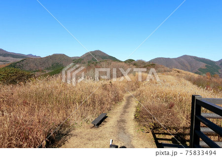 蒜山高原　快晴の秋　鬼女台展望休憩所から 75833494