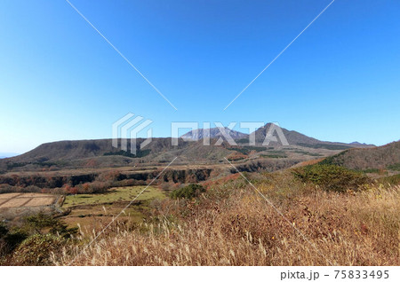 蒜山高原　快晴の秋　鬼女台展望休憩所から大山を臨む 75833495