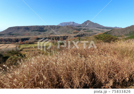 蒜山高原　快晴の秋　鬼女台展望休憩所から大山を望む 75833826