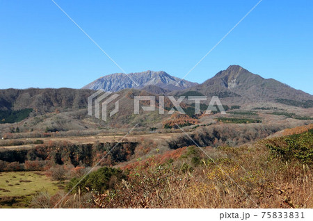 蒜山高原　快晴の秋　鬼女台展望休憩所から大山を望む 75833831
