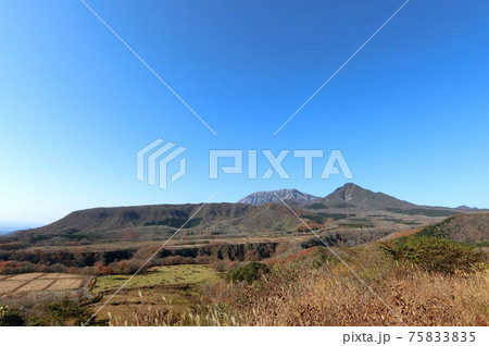 蒜山高原　快晴の秋　鬼女台展望休憩所から大山を望む 75833835
