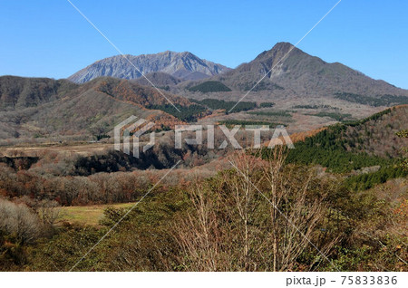 蒜山高原　快晴の秋　鬼女台展望休憩所から大山を望む 75833836