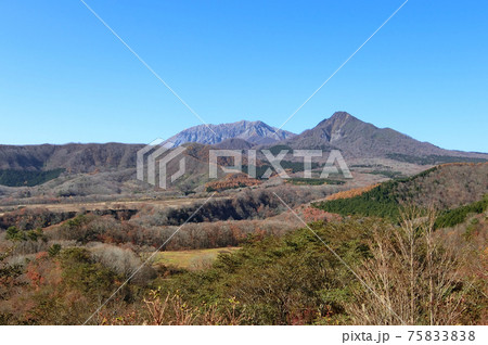蒜山高原　快晴の秋　鬼女台展望休憩所から大山を望む 75833838