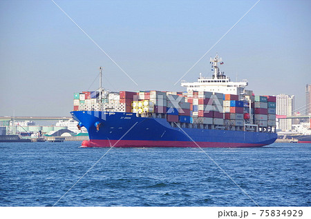 咲洲コンテナターミナルから離岸して大阪港を出港するコンテナ船　 75834929