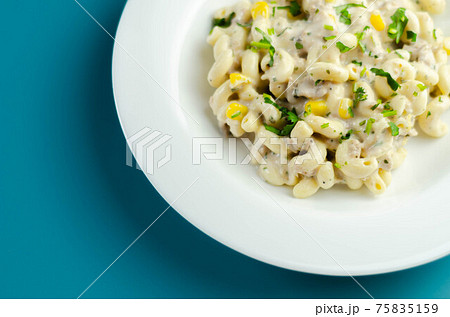 Cooked pasta with flaked tuna and sweetcorn in mayonnaise dressing Cooked pasta with flaked tuna and sweetcorn in mayonnaise dressing 75835159