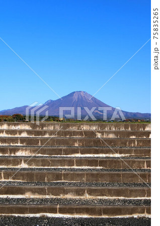 植田正治写真美術館の階段より大山を望む 75835265