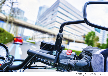 バイクのエンジンかけるライダーの手 75835727