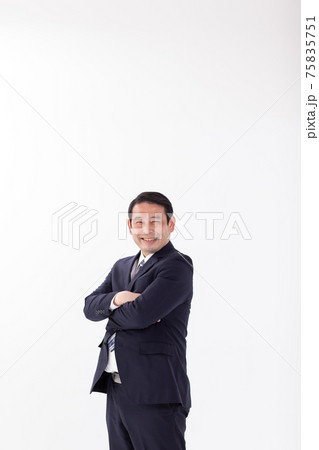 ビジネスマン ポートレート 笑顔 横 腕組みの写真素材