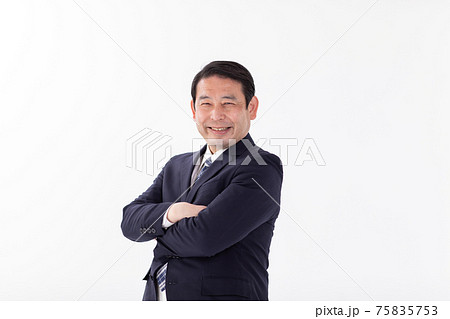 ビジネスマン ポートレート 笑顔 横 腕組みの写真素材