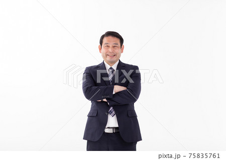ビジネスマン　ポートレート  笑顔　腕組み 75835761