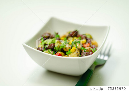 Kidney beans, butter beans and edamame beans with sweetcorn and grilled red peppers in a mint vinaigrette 75835970
