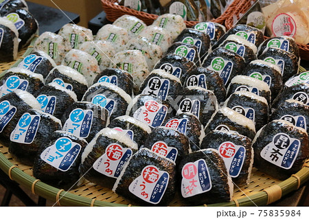 天神橋筋商店街で売られている大きなおにぎり 75835984