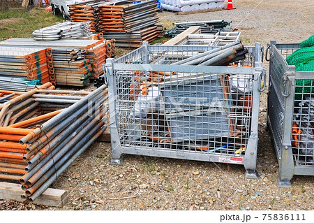 整頓された工事現場の鉄骨足場 整頓された工事現場の鉄骨足場 75836111