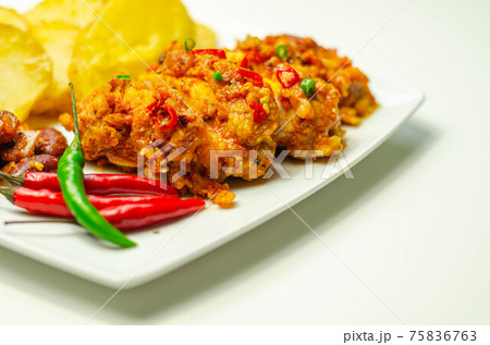 Chicken breast fillet with a chilli and cheese tomato sauce with crispy potato slices and minty bean salad 75836763