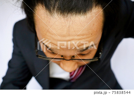 おでこの広い日本のビジネスマン 75838544