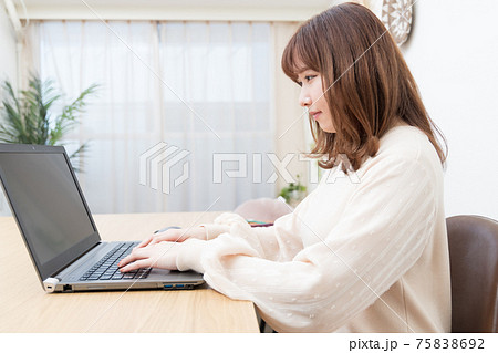 家でノートPCを使う女性 家でノートPCを使う女性 75838692