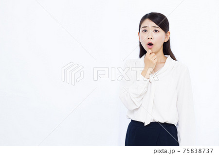 びっくりしている30代ビジネスウーマン びっくりしている30代ビジネスウーマン 75838737