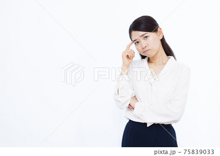 悩む30代ビジネスウーマン 悩む30代ビジネスウーマン 75839033