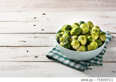 Set of brussel sprouts in a bowl 75839721