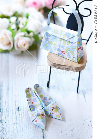 ミニチュアの椅子と折り紙のおしゃれなパンプスとハンドバッグ ミニチュアの椅子と折り紙のおしゃれなパンプスとハンドバッグ 75839737