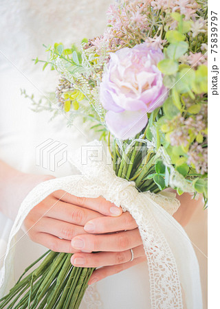 ウェデイングブーケを持つ花嫁 75839797