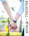 手を繋いだカップル 75839798