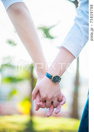 手を繋いだカップル 75839798