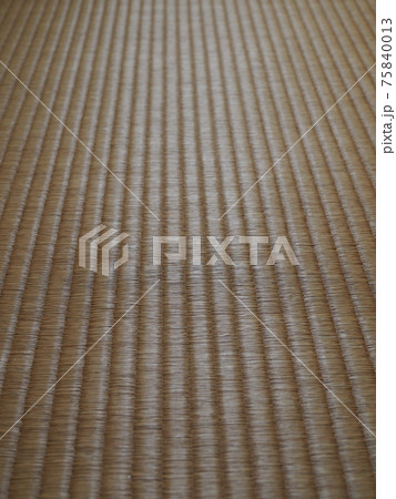 古く色あせた畳表 75840013