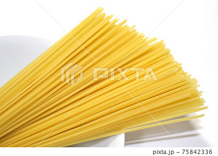お皿にのったパスタ 75842336