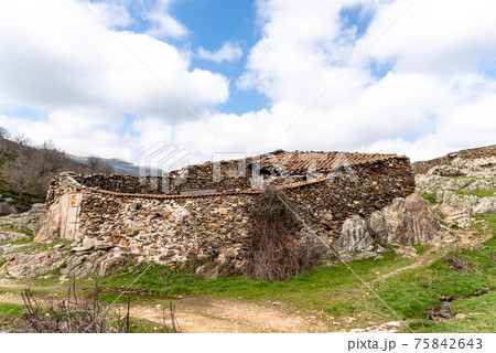 Old abandoned stone sheepfold in Puebla de la Sierra 75842643