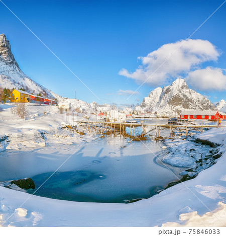 Splendid winter sunny view on Hammarskaftet Mountain Peak with footbridge above Gravdalbukta bay 75846033