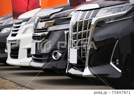 自動車イメージ　トヨタの高級ミニバン 75847871