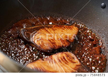 ぶりの照り焼きをフライパンで焼く 75848573