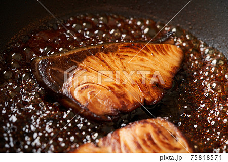 ぶりの照り焼きをフライパンで焼くの写真素材