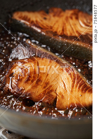 ぶりの照り焼きをフライパンで焼く 75848577