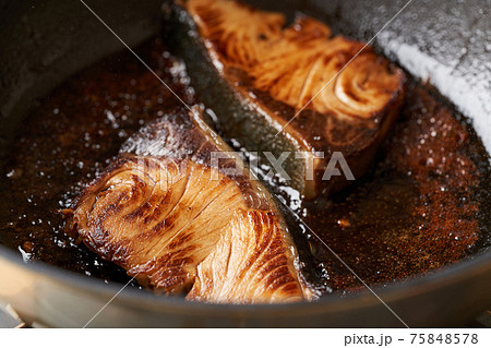 ぶりの照り焼きをフライパンで焼く 75848578