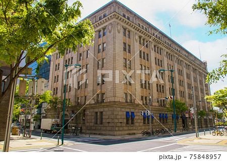 神戸旧居留地に残る重厚な近代建築 75848957
