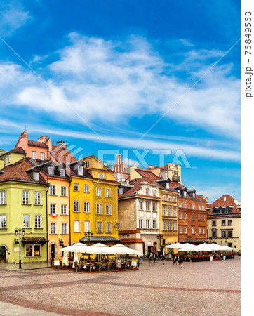Old town square in Warsaw 75849553