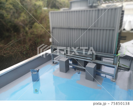 鉄筋コンクリート建物の陸屋根造り屋上のウレタン防水光景 鉄筋コンクリート建物の陸屋根造り屋上のウレタン防水光景 75850138