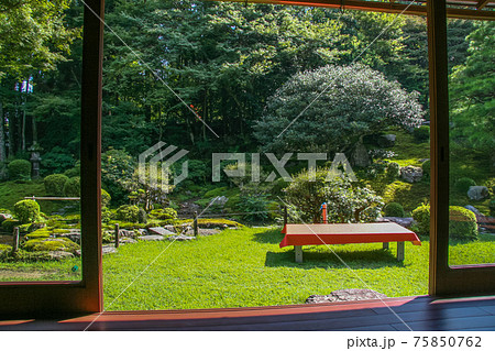 日本家屋の縁側から緑の庭園を眺める 日本家屋の縁側から緑の庭園を眺める 75850762