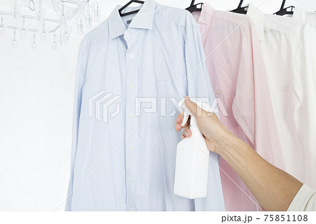 洗濯を干す男性 洗濯を干す男性 75851108