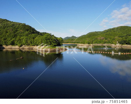 晴れの日の美しい室生湖の風景 75851465