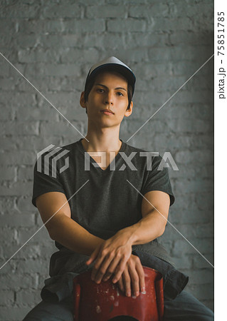 Tシャツにキャップ姿の男性 Tシャツにキャップ姿の男性 75851785