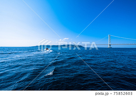 明石海峡大橋と淡路島 75852603