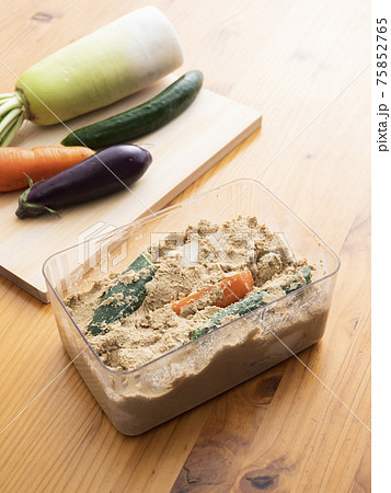 ぬか漬けを漬ける 75852765