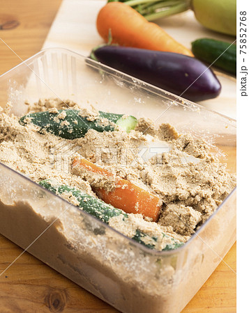 ぬか漬けを漬ける 75852768