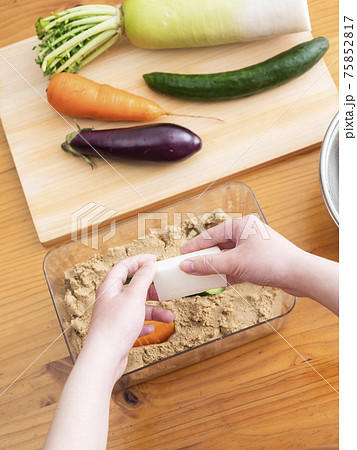 ぬか漬けを漬ける ぬか漬けを漬ける 75852817