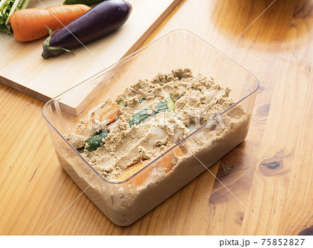 ぬか漬けを漬ける ぬか漬けを漬ける 75852827