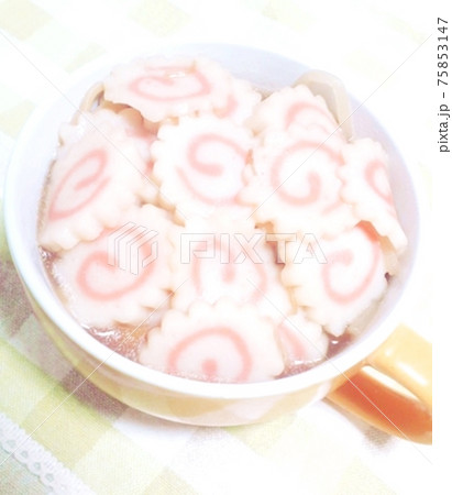 なるとがいっぱい入っているラーメン(マグカップ) なるとがいっぱい入っているラーメン(マグカップ) 75853147